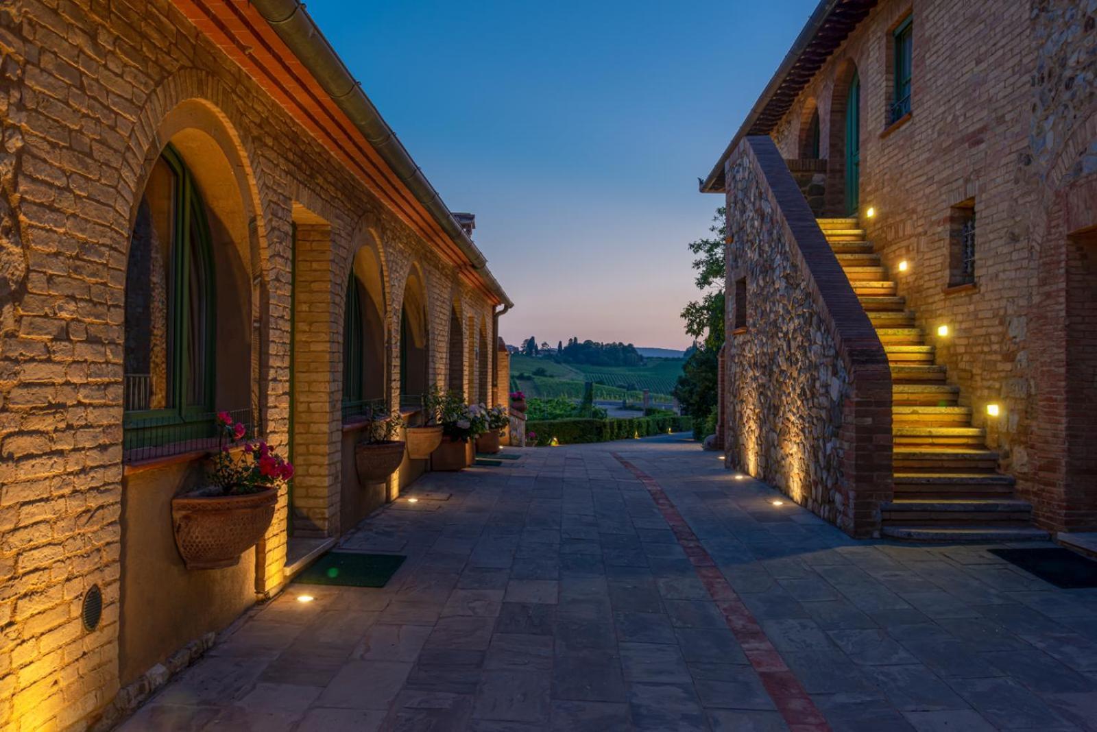 Villa Il Castagno Wine & Resort Siena Bagian luar foto